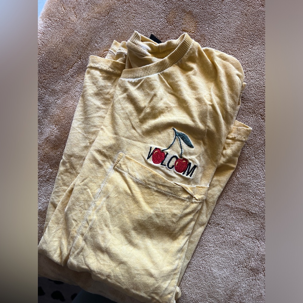 Volcom Women’s Tshirt, SO CUTE! Size S 🍒